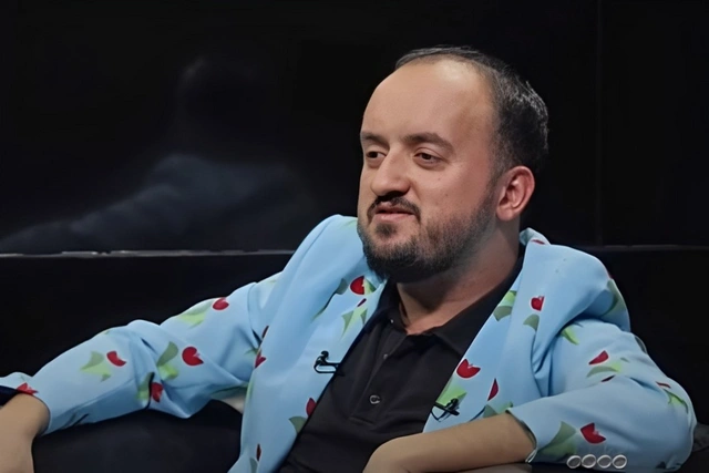 "Qırmızı adam" Faiq Ağayev: "Geyindiyim kostyum ailə qurmağımın qarşısını alan amillərdən olub"