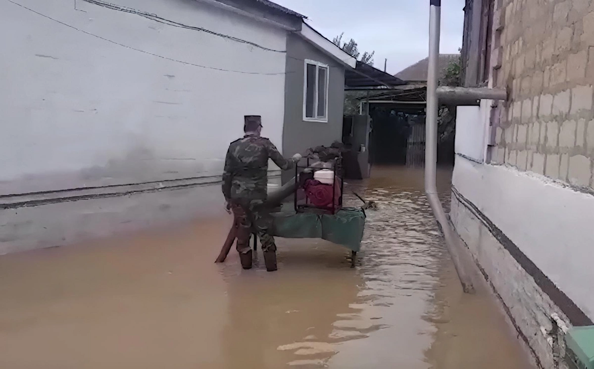 Hacıqabulda suyun çəkilərək kənarlaşdırılması işləri davam etdirilir