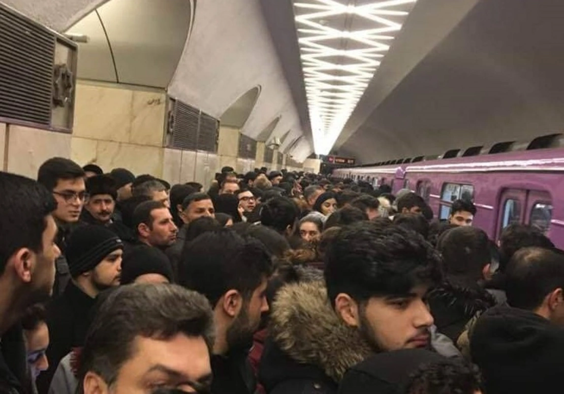 Bakı metrosunda qatarların hərəkətində yubanma yaranıb