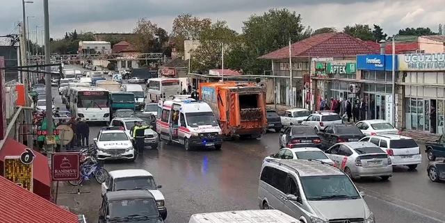 Bakıda avtomobil piyadanı vurdu, sıxlıq yarandı