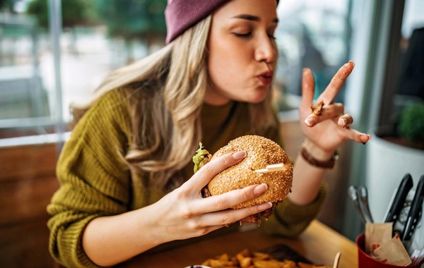 Çips, burger, qazlı içki arıqlamağa maneə deyil, sadəcə bir şərt var - Mütəxəssisdən tövsiyə