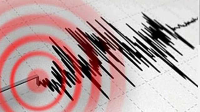 Deprem sırasında engelli öğrencisini sırtında okuldan dışarı taşıdı