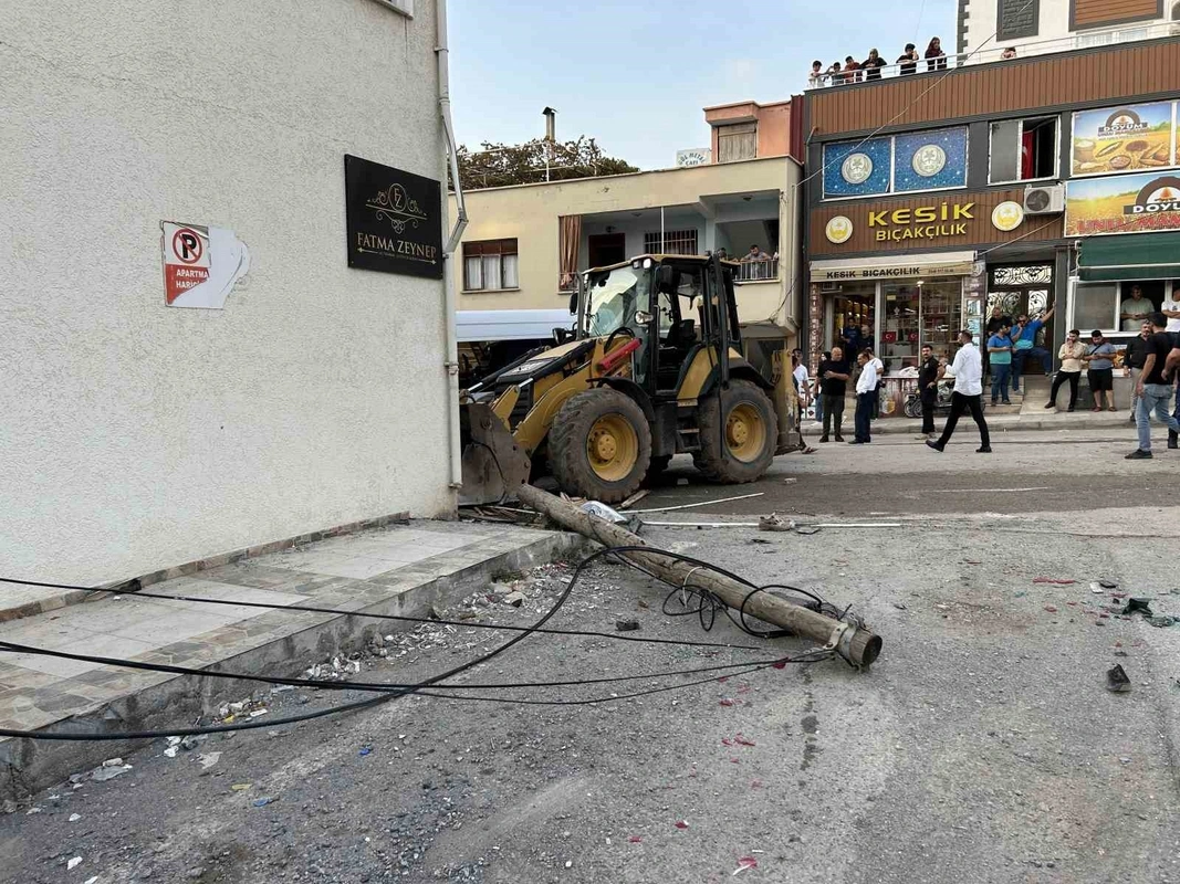 Kepçe ile 7 aracın çarpıştığı kazada can pazarı: Ölümden kurtuldular