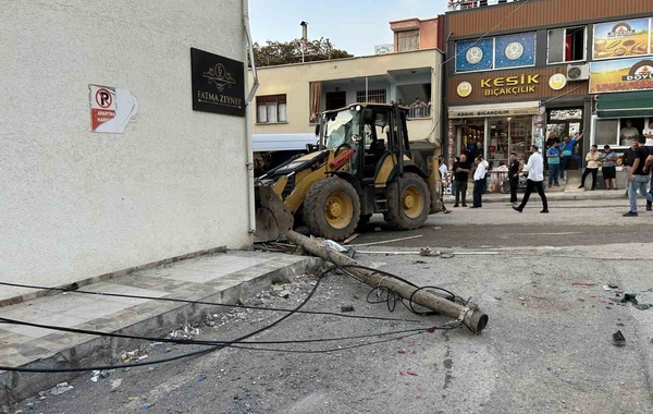 Kepçe ile 7 aracın çarpıştığı kazada can pazarı: Ölümden kurtuldular