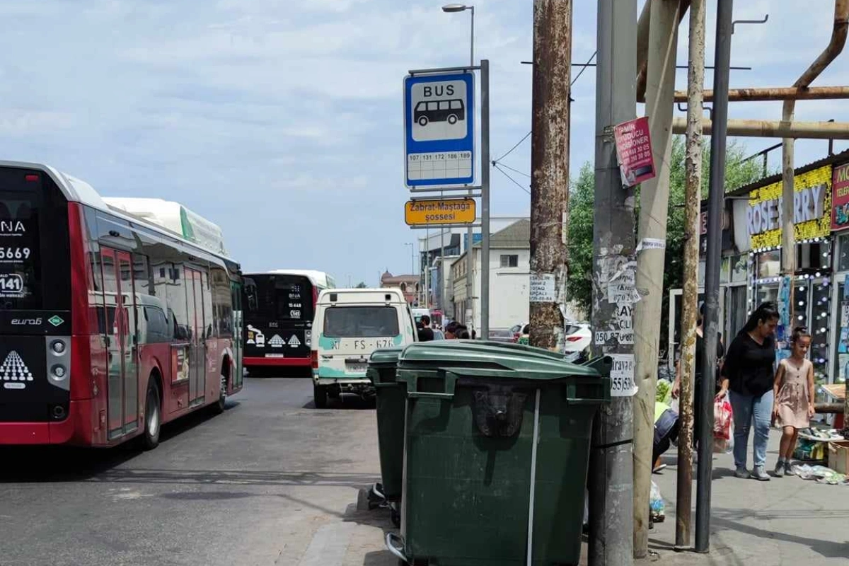 В Баку мусорные баки возле остановок стали проблемой