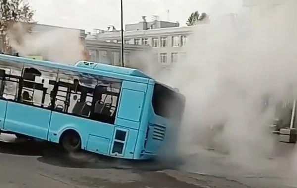 Rusiyada sərnişin avtobusu qaynar su çuxuruna düşdü