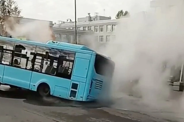 Rusiyada sərnişin avtobusu qaynar su çuxuruna düşdü