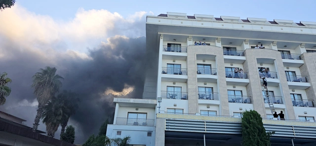 Antalya'da otel yangını: Misafirler tahliye ediliyor