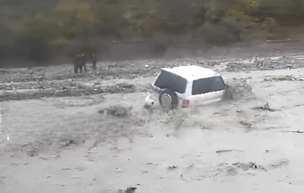 Azerbaycan'da öğretmenleri taşıyan aracı SEL GÖTÜRDÜ