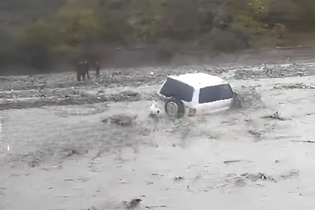 Azerbaycan'da öğretmenleri taşıyan aracı SEL GÖTÜRDÜ