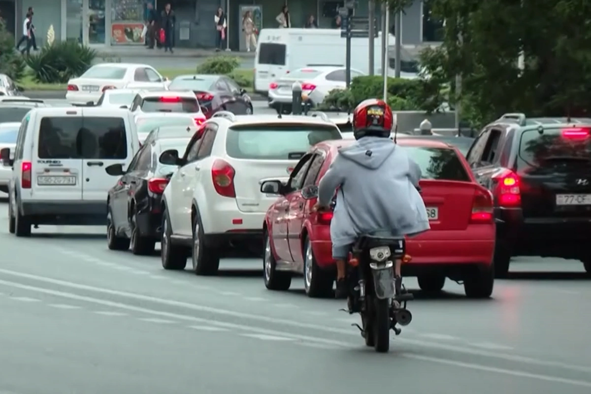 Yollarda moped problemi: Ekspertlər həll yolu təklif edirlər