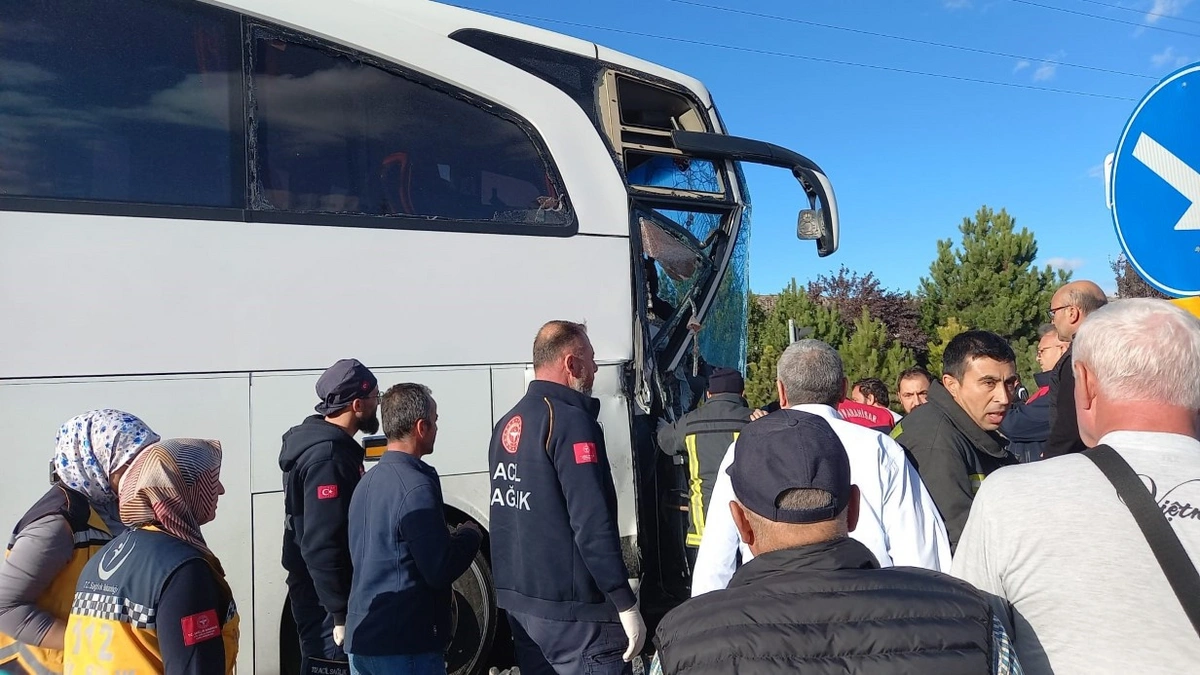 Afyonkarahisar'da feci kaza: Otobüs kamyona çarptı, 1 ölü 19 yaralı