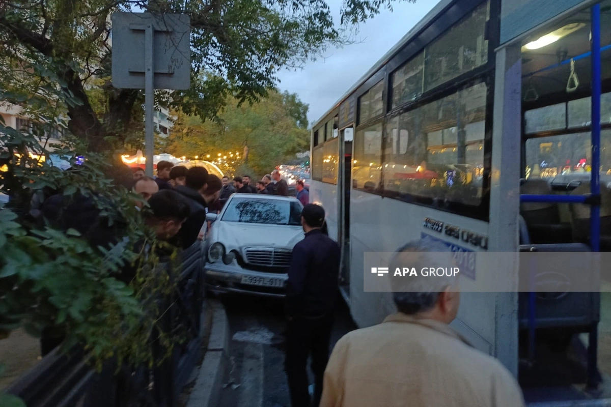 Bakıda sərnişin avtobusu ilə minik maşını toqquşub