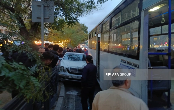 В Баку автобус столкнулся с автомобилем