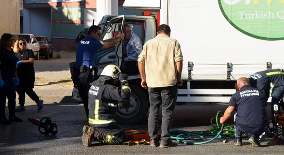 Antalya'da trafik kazası: Sürücü araçta mahsur kaldı