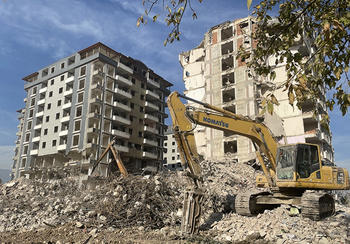 Hatay'da depremzedelerin binası kontrollü yıkıldı