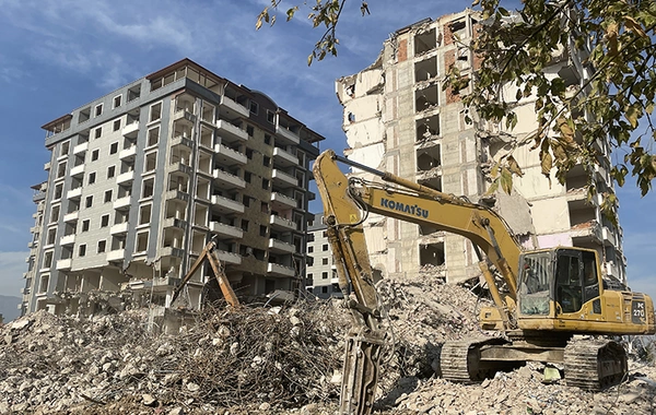 Hatay'da depremzedelerin binası kontrollü yıkıldı