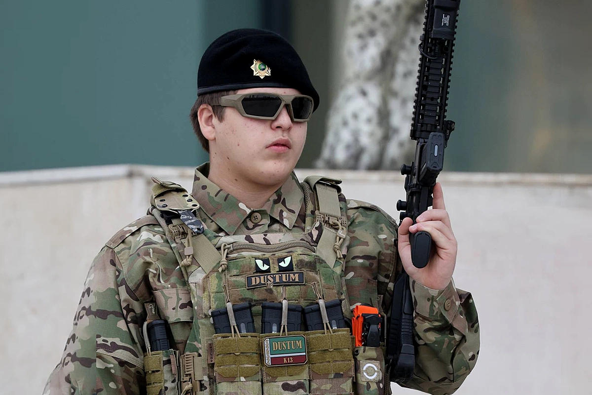 Kadırov'un oğlu makineli tüfekle gökyüzünde resim çizdi