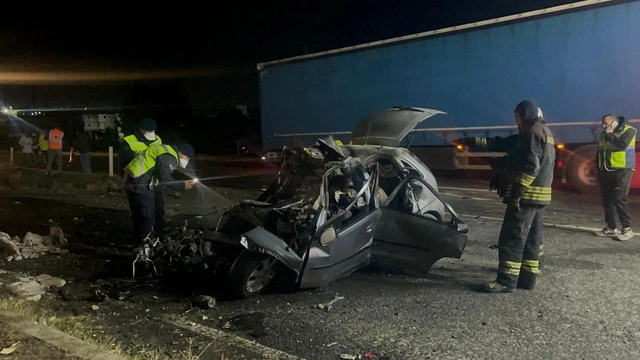 Tekirdağ'da feci kaza: Otomobil ile iş makinesi çarpıştı, 5 kişi hayatını kaybetti