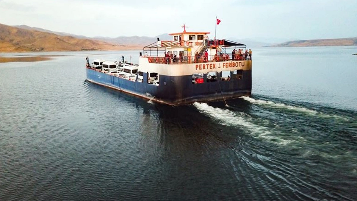 Tunceli'de şiddetli rüzgar nedeniyle feribot seferleri iptal edildi