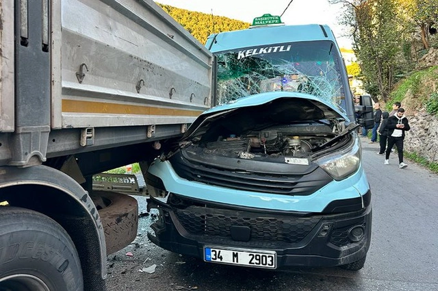 Maltepe'de feci kaza: Yolcu minibüsü tıra çarptı