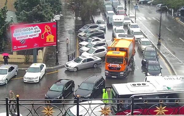 Дождливая погода парализовала движение на улицах Баку