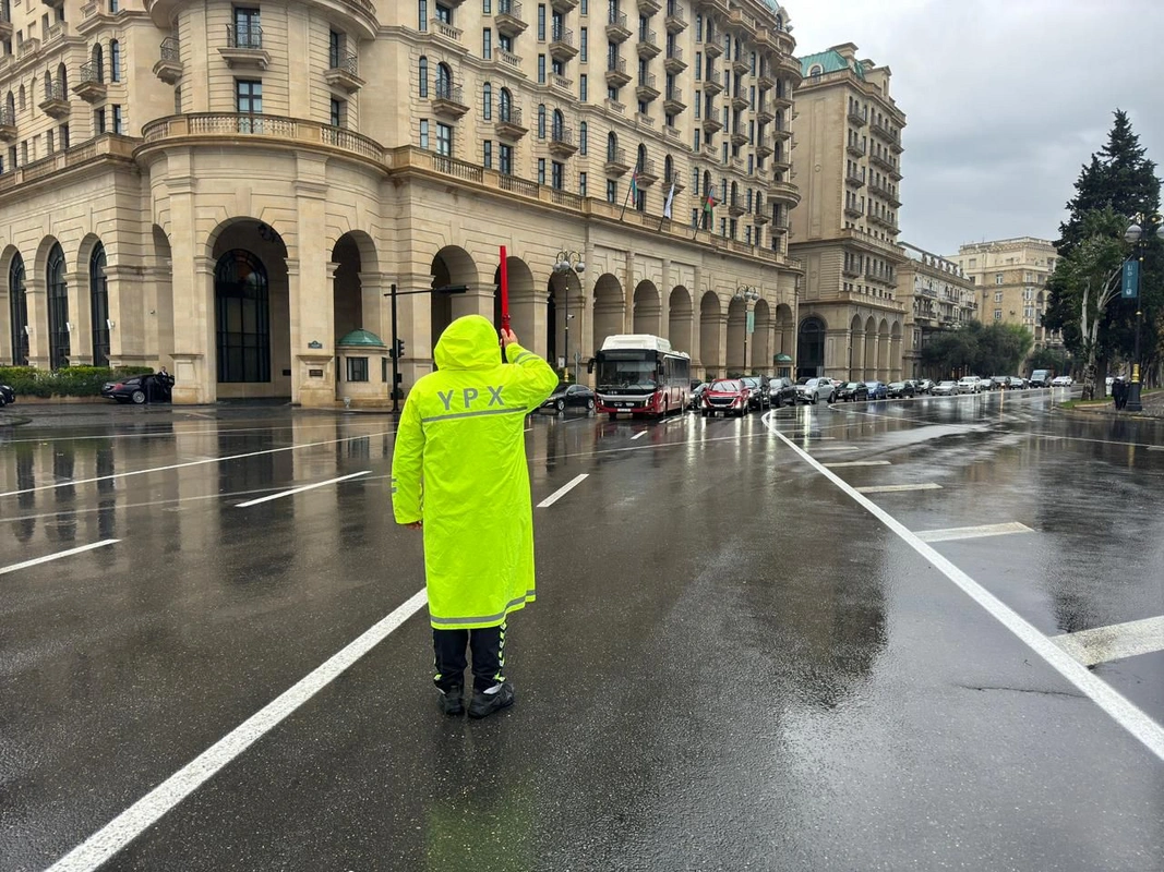 В Баку в связи с последствиями ливня на дорогах МВД привлекло дополнительные силы