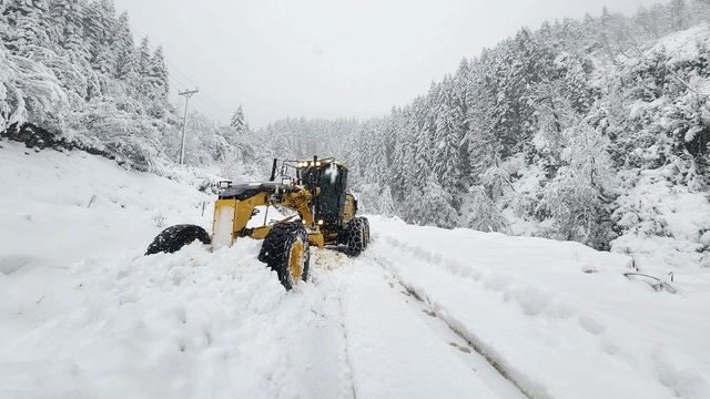 Rize'ye kar düştü, 21 köy yolu kapandı