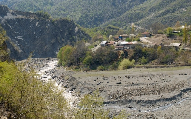 Namazgah-Lahıc yolunda uçqun olub