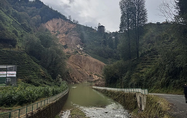 Doğa'nın öfkesi Rize'yi vurdu: Şiddetli yağış heyelanlara neden oldu