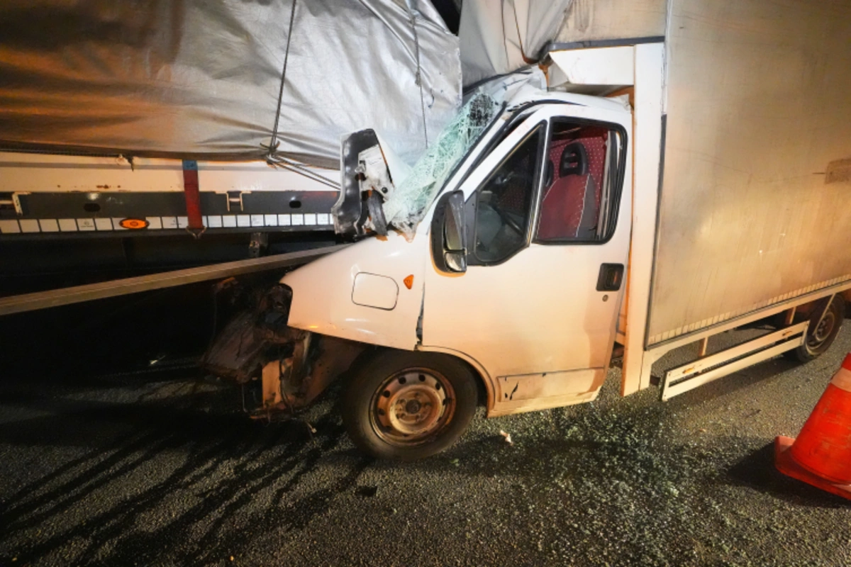 Sakarya'da feci kaza: Kamyonet tırın altında kaldı