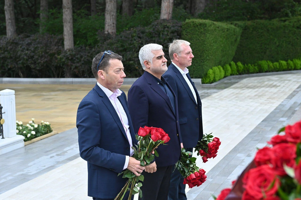 Böyük Britaniya lordları Tahir Gözelin təşəbbüsü ilə Fəxri xiyabanı ziyarət ediblər