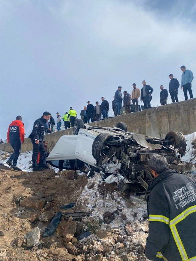 Yayaya çarpan otomobil 2 metrelik duvardan düştü: 1 ölü