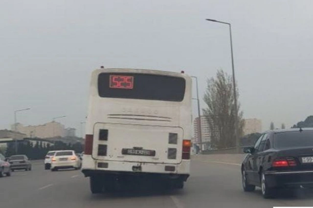 Bakıda avtobus biabırçılığı: Şüşəsi sınıb, soyuq hava içəri dolur