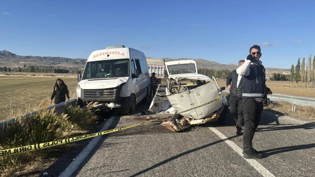 Sivas'ta feci kaza: Minibüs ve otomobil çarpıştı