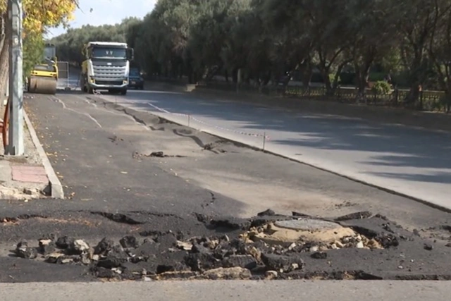 Bakıda yeni asfaltlanan yol ÇÖKDÜ