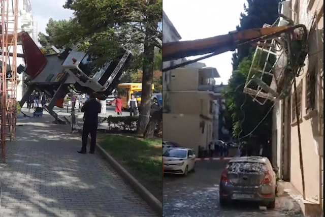 В Баку автокран упал на объект