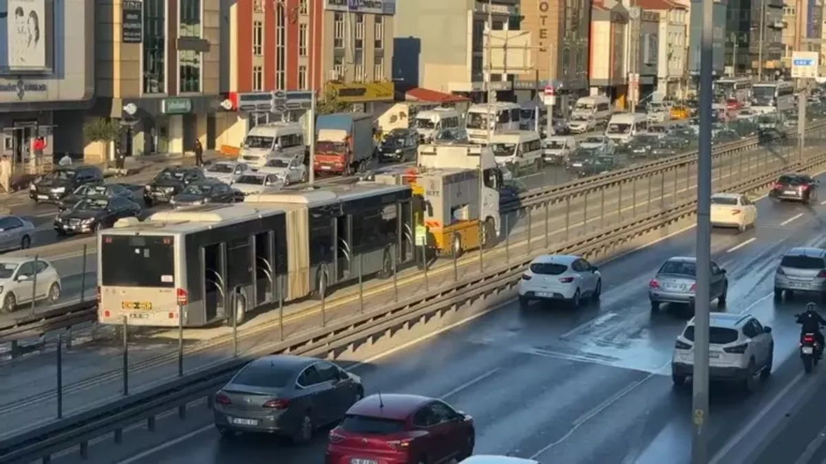 Avcılar'da metrobüste yangın