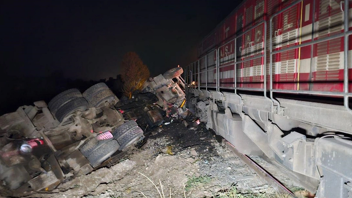 Edirne'de yolcu treni kamyona çarptı: faciadan dönüldü