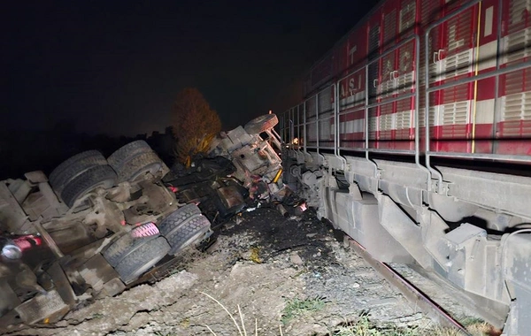 Edirne'de yolcu treni kamyona çarptı: faciadan dönüldü