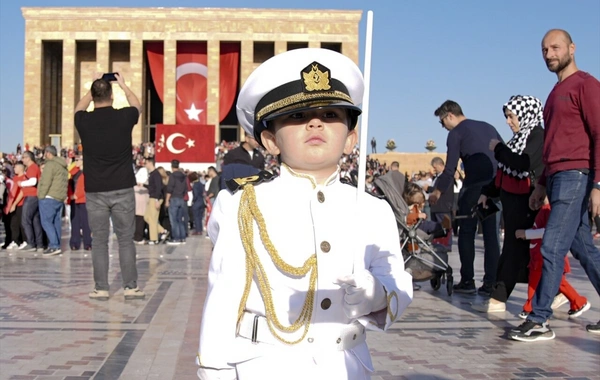 Anıtkabir'in minik muhafızı: Barskan'ın nöbet değişimi büyük ilgi gördü