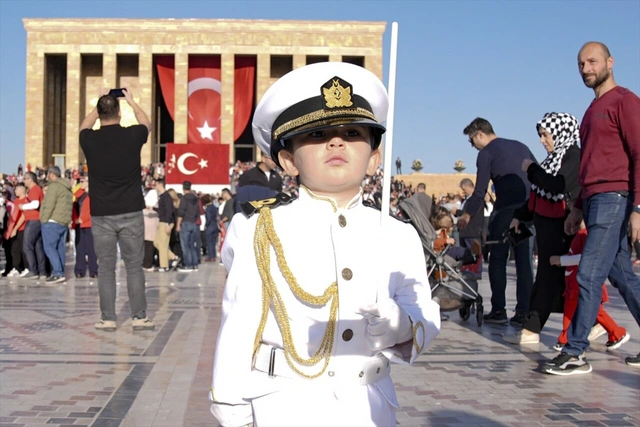 Anıtkabir'in minik muhafızı: Barskan'ın nöbet değişimi büyük ilgi gördü