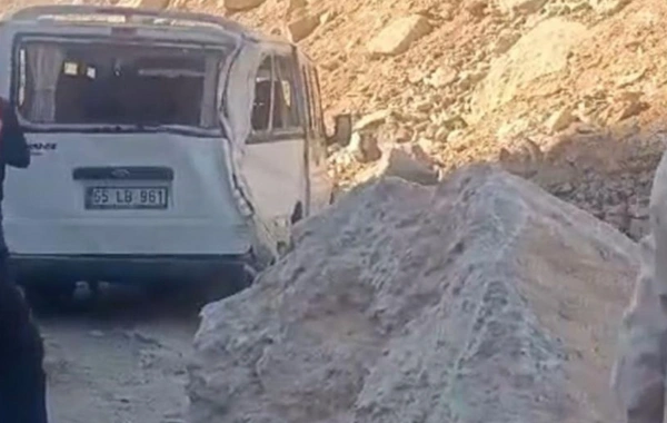 Hakkari'de nefes kesen anlar: Minibüsün üzerine tonlarca kaya düştü