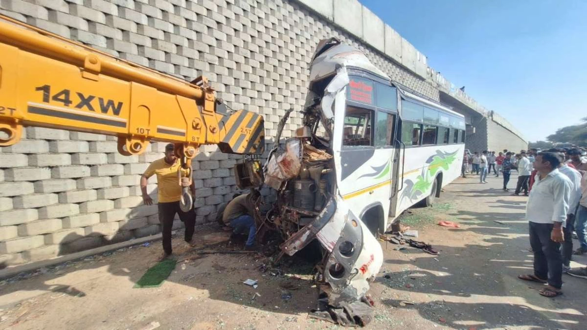 Hindistanda ağır avtobus qəzası: 12 nəfər ölüb, onlarla insan xəsarət alıb