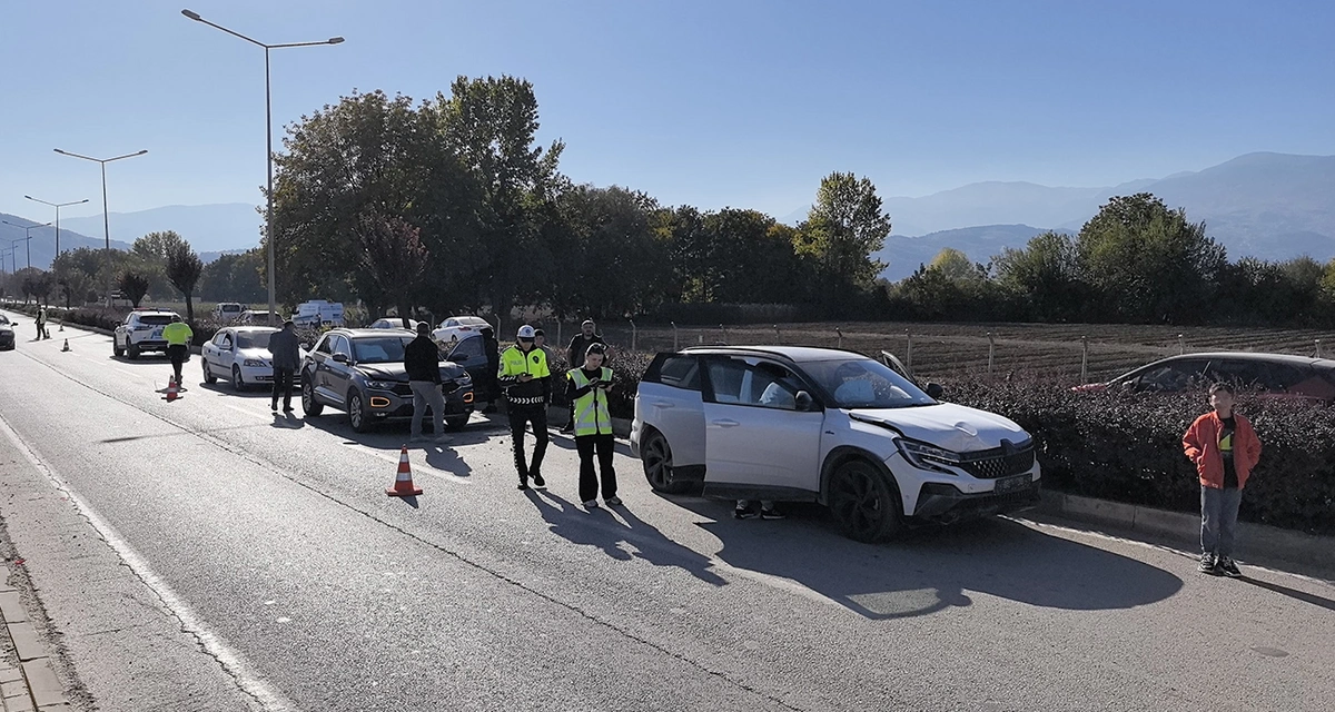 İnegöl'de zincirleme kaza: 3 araç birbirine girdi