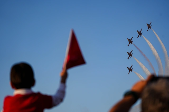 Cumhuriyet coşkusu gökyüzünde: Türk Yıldızları İzmir'i büyüledi