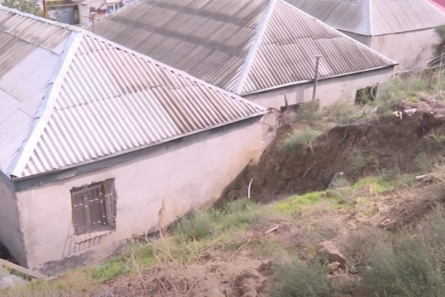 Bakıda daha bir torpaq sürüşməsi BAŞ VERDİ: Evlər TƏHLÜKƏDƏ