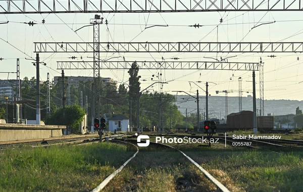 Трагедия в Баку: два человека погибли под поездом