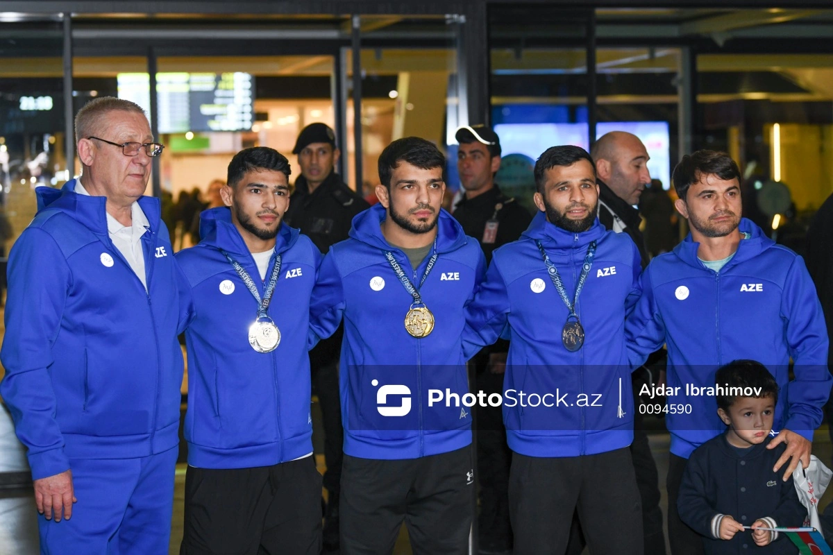 Dünya çempionatında qızıl medal alan Azərbaycan güləşçiləri Vətənə qayıdıblar