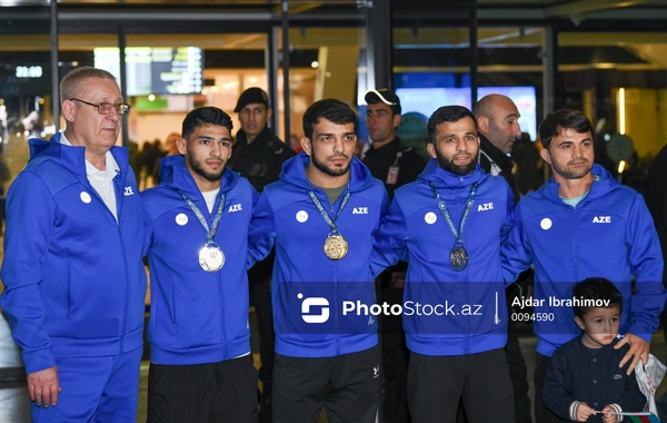 Dünya çempionatında qızıl medal alan Azərbaycan güləşçiləri Vətənə qayıdıblar